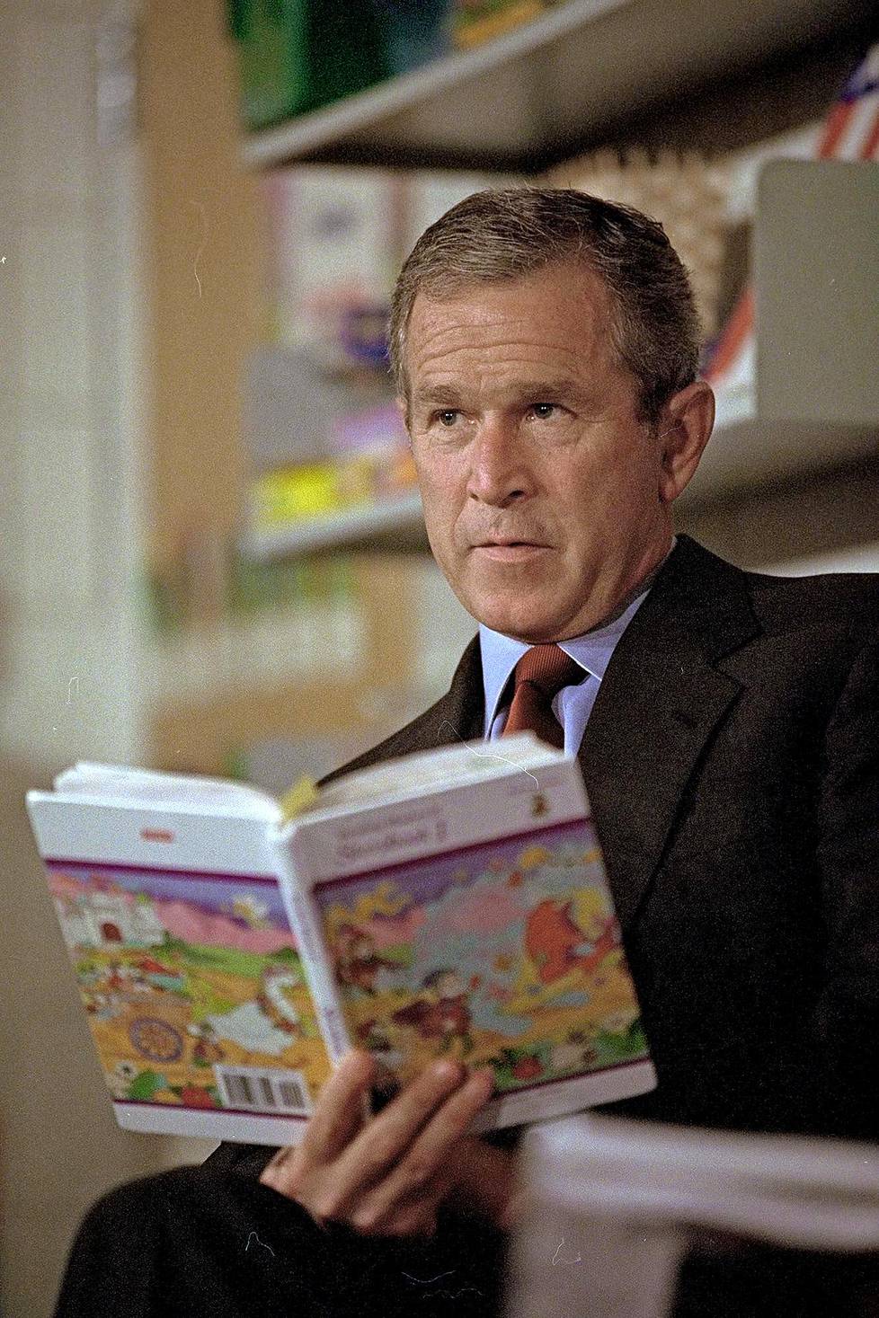 Bush seurasi lasten ääneen lukemista vielä useita minuutteja sen jälkeen kun oli kuullut toisen koneen iskusta New Yorkissa.