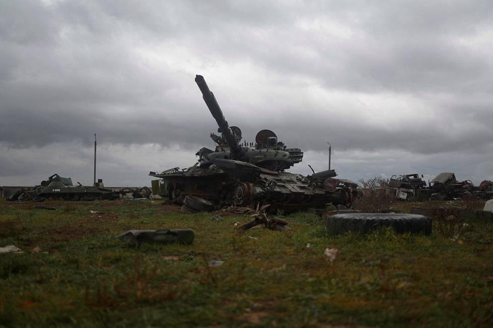 Hyökkäys Ukrainaan ei suju Putinin suunnitelmien mukaan. Tuhottu venäläinen panssarivaunu Hersonin alueella marraskuussa.