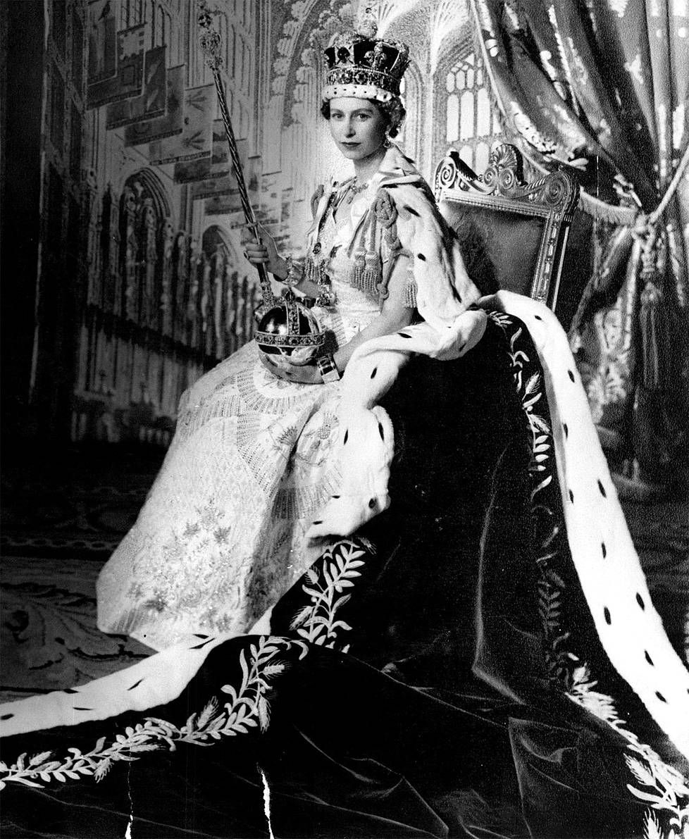 Kuningattaren muotokuva. Elisabet II poseerasi kuvaajalle kruunajaistensa jälkeen 2. kesäkuuta 1953. Kruunajaiskostyymin ja regaalien kerrotaan painaneen yli 20 kiloa.