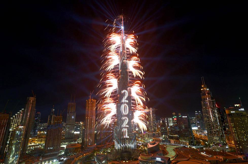 Dubaissa sijaitseva maailman korkein rakennus Burj Khalifa otti vuoden 2021 vastaan näyttävästi.