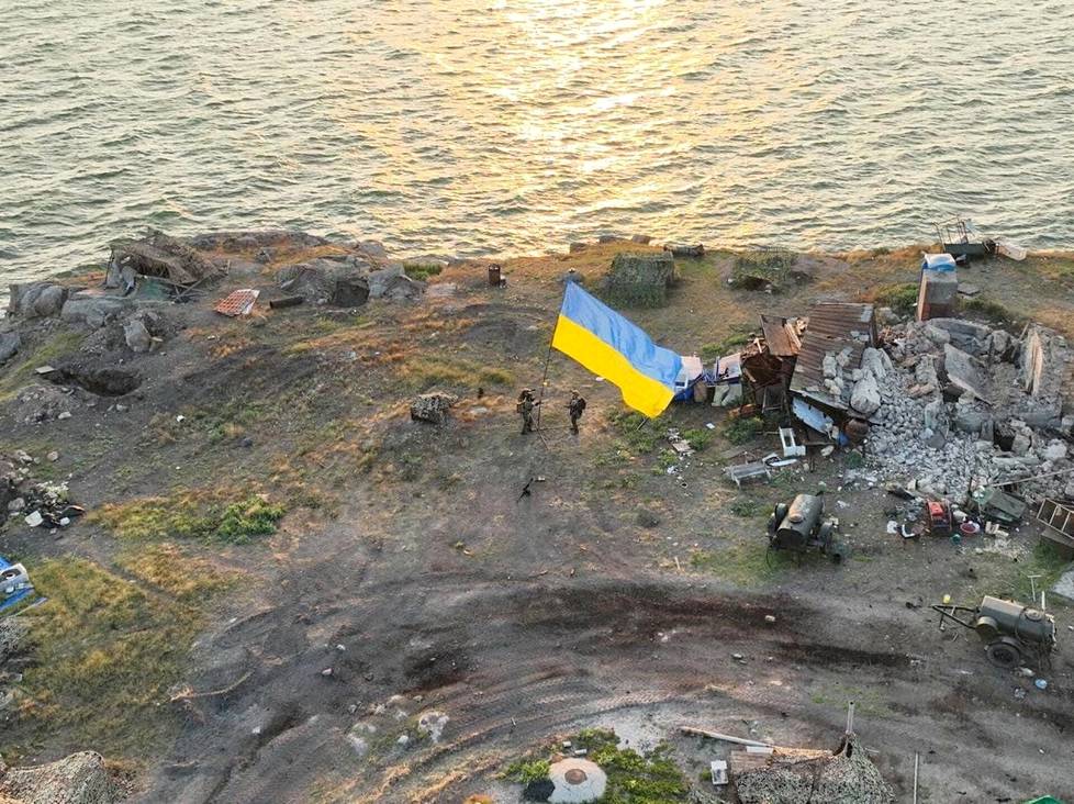 Ukrainan lippu pystytettiin Käärmesaarella heinäkuun alussa. Saari on pieni ja kallioinen, mutta strategisesti ja symbolisesti tärkeä.