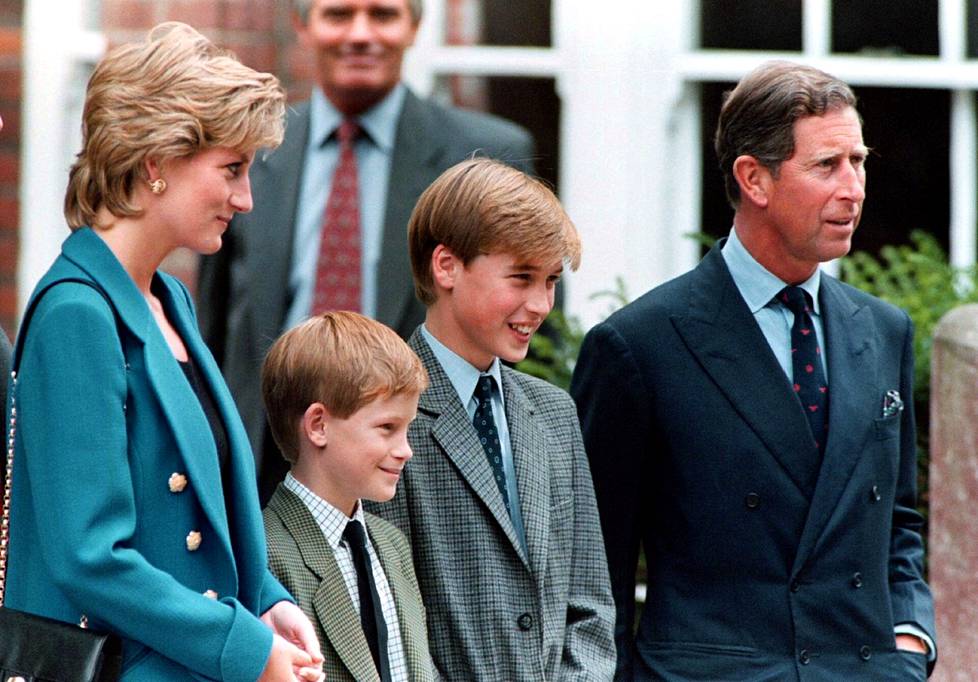 Prinsessa Dianan ja prinssi Charlesin liitto kariutui asumuseroon vuonna 1992. Viralliset avioeropaperit kirjoitettiin 1996. Keskellä ex-parin pojat prinssit Harry ja William.