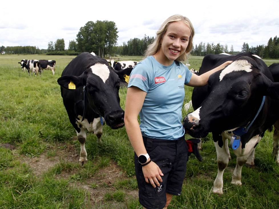 Veera Mattila viihtyy kesäisin kotitilalla ja hoitaa lehmiä.