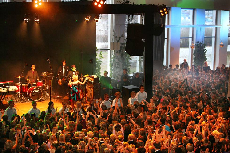 Anna Abreu esiintyi 4000 helsinkiläiselle nelosluokkalaiselle Ylipormestarin itsenäisyyspäivän vastaanotolla Finlandia-talossa vuonna 2007.