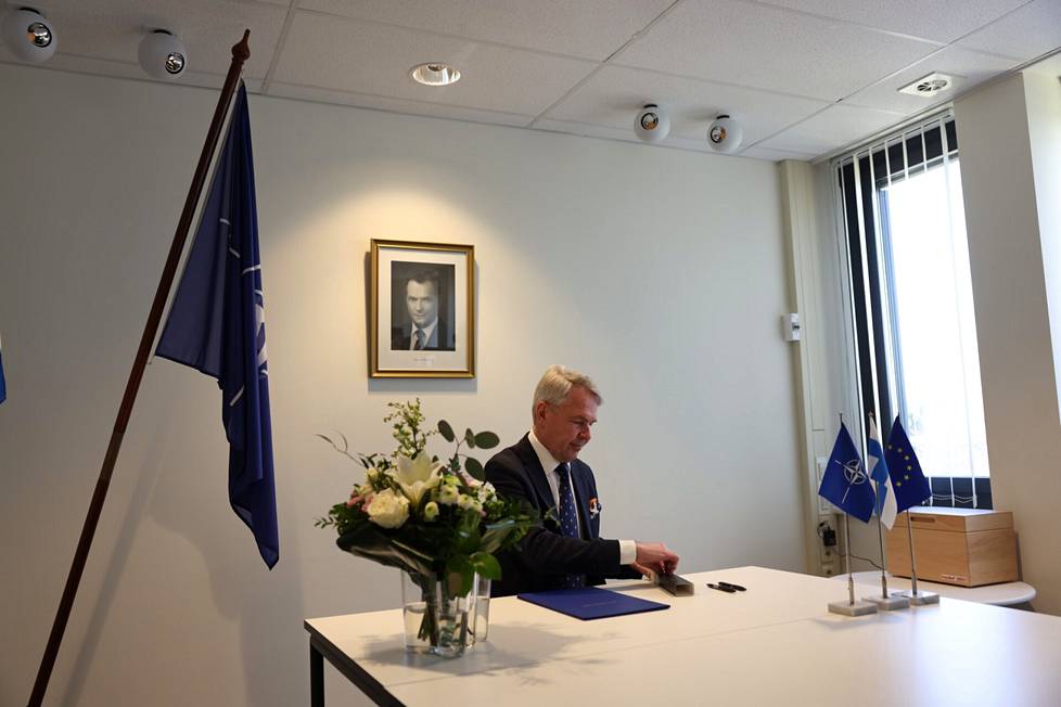 Ulkoministeri Pekka Haavisto toimitti Suomen liittymiskirjan Natoon 4. huhtikuuta 2023.