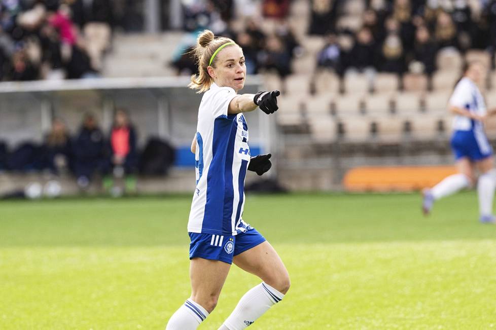 Essi Sainio kentällä HJK:n pelissä Åland Unitedia vastaan Helsingissä maaliskuussa 2022.