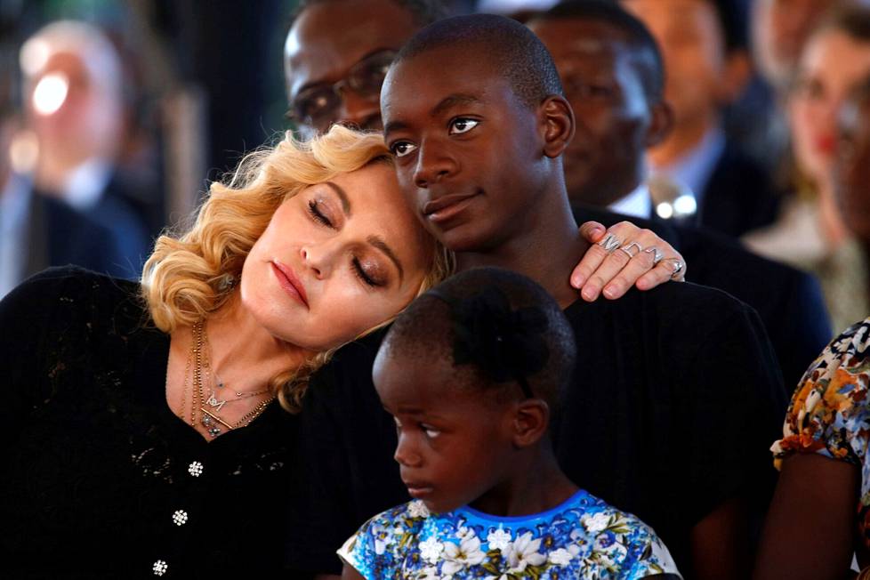 Madonna yhdessä lastensa David Bandan ja Mercy Jamesin kanssa vuonna 2017.