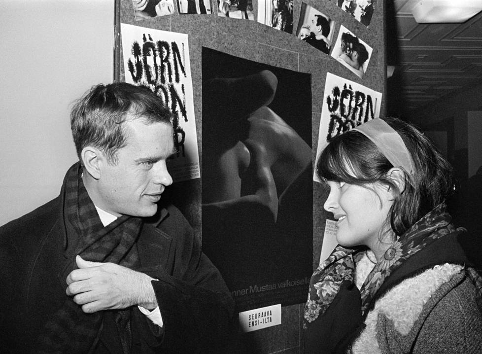 Jörn Donner ja Kristiina Halkola saapuivat Mustaa valkoisella -elokuvan näytökseen vuonna 1968.