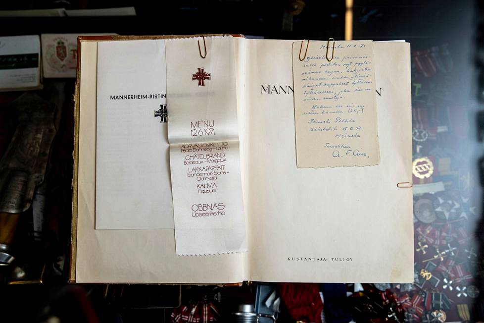 Pekka Salmela keräilee myös Marskin ritareiden nimikirjoituksia. Niitä löytyy muun muassa erään kirjan sivuilta.