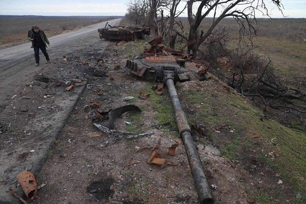 Venäläisten tuhoutunutta kalustoa Hersonin alueella helmikuussa.
