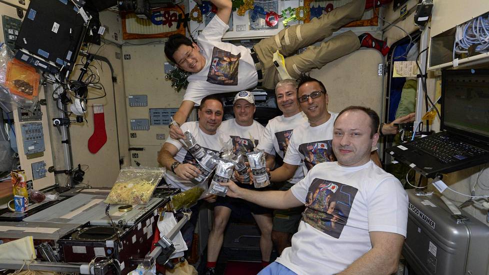 Kansainvälisen avaruusaseman (ISS) miehistö juhli vuoden vaihtumista 1. tammikuuta 2018.