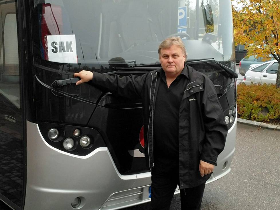 Juha Hakkaraisella on monta ammattia. Linja-auton ja taksin kuljettajana hän on tehnyt töitä vuodesta 2008 lähtien.