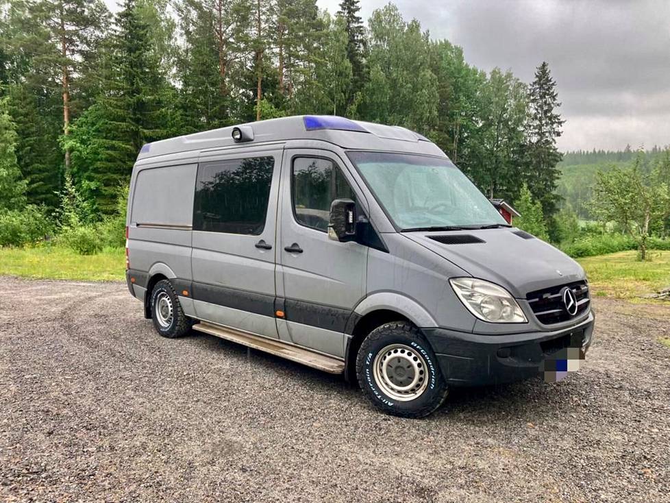 Proaid-yhdistyksen ambulanssi toi Petterin Suomeen Ukrainasta.