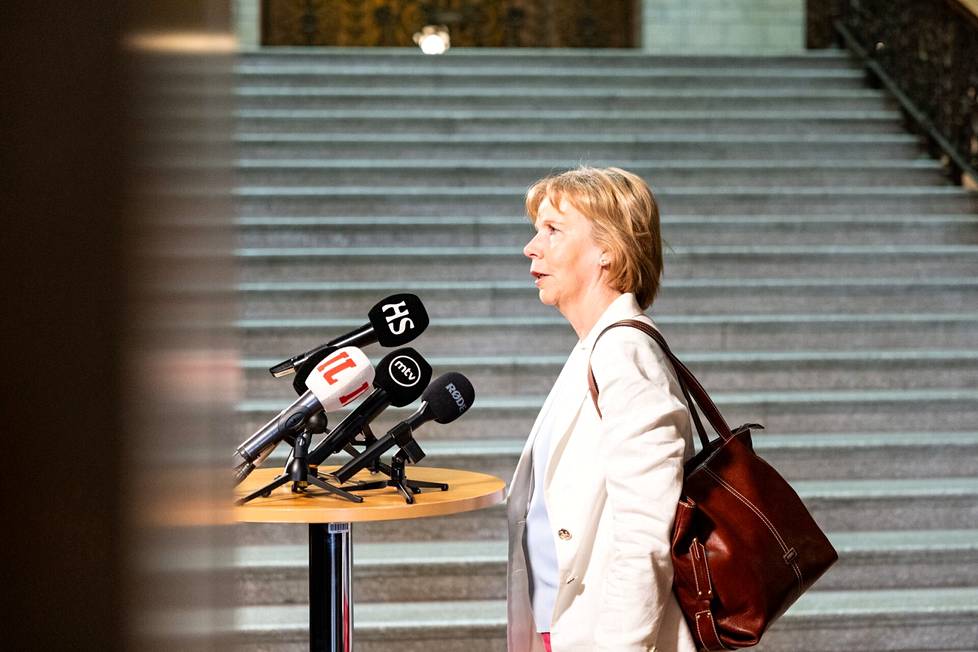 Rkp:n puheenjohtaja Anna-Maja Henriksson joutui hakemaan selkänojaa päätöksille Rkp:n eduskuntaryhmältä.