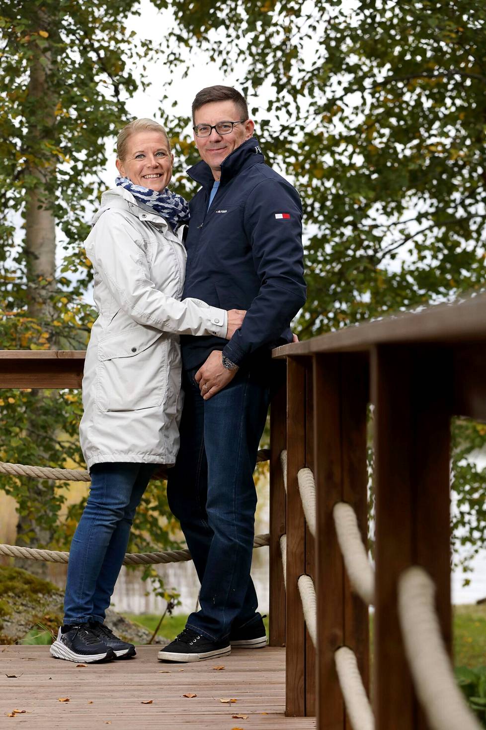 Katri ja Jarkko Mäenpää sanovat, että heidän parisuhteensa on kestänyt hyvin erossa olemisen. Kun he näkevät toisensa pitkän ajan jälkeen, tunne on kuin näkisi toisen ensimmäistä kertaa.