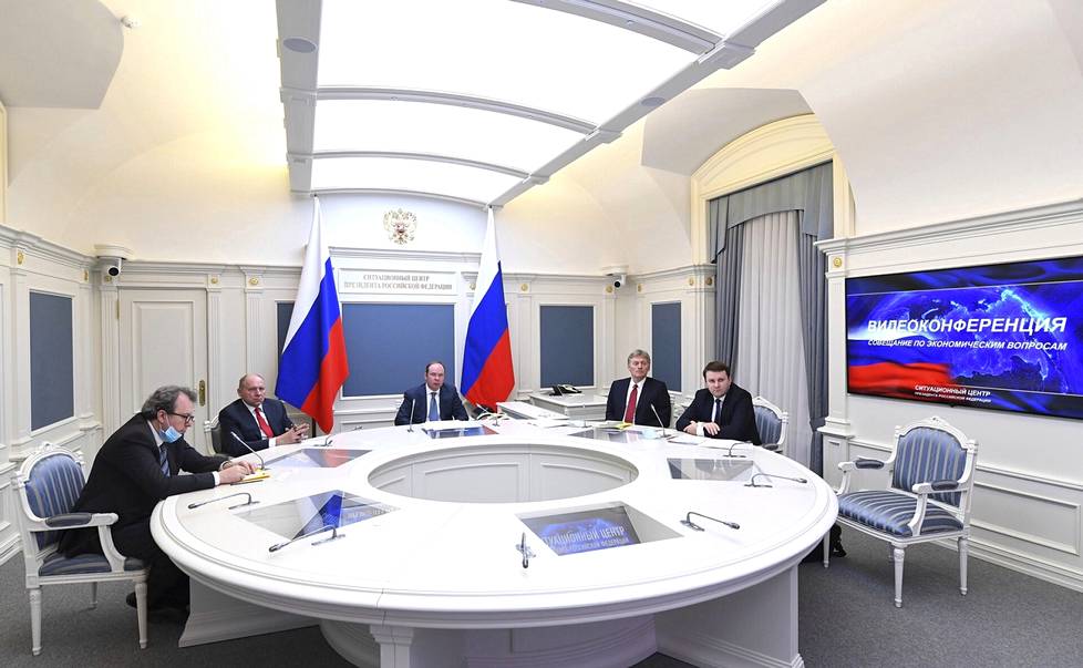 Kremlin keskeisiä virkamiehiä videokonferenssissa Vladimir Putinin kanssa. Vasemmalta oikealle Dmitri Kalimulin, Aleksei Gromov, Anton Vaino, Dmitri Peskov ja Maksim Oreshkin. 