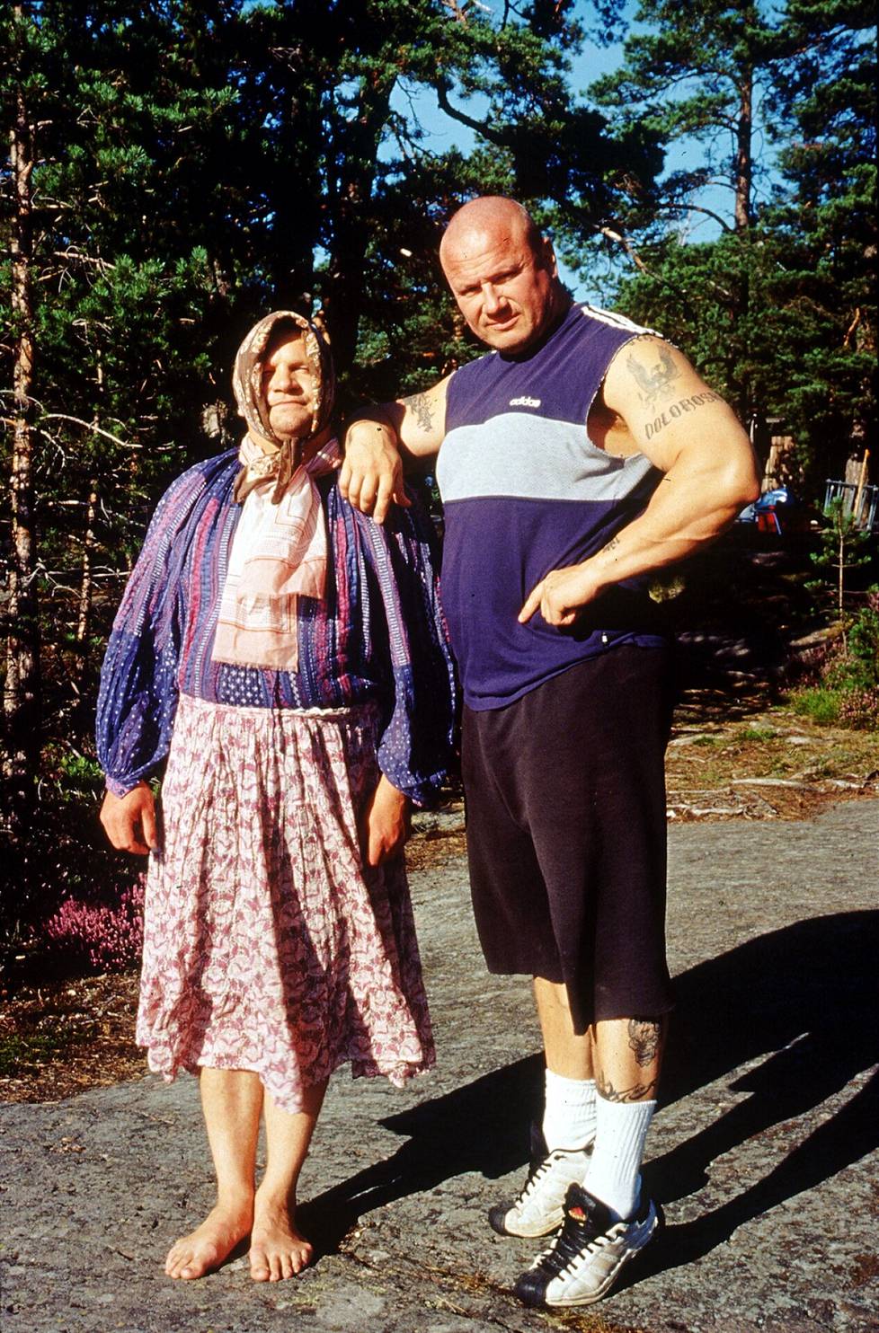 Timo Julkunen ja Tony Halme näyttelivät kulttimaineeseen nousseessa Mika ja Pasi Kemmon ohjaamassa elokuvassa Ponterosa (2001).