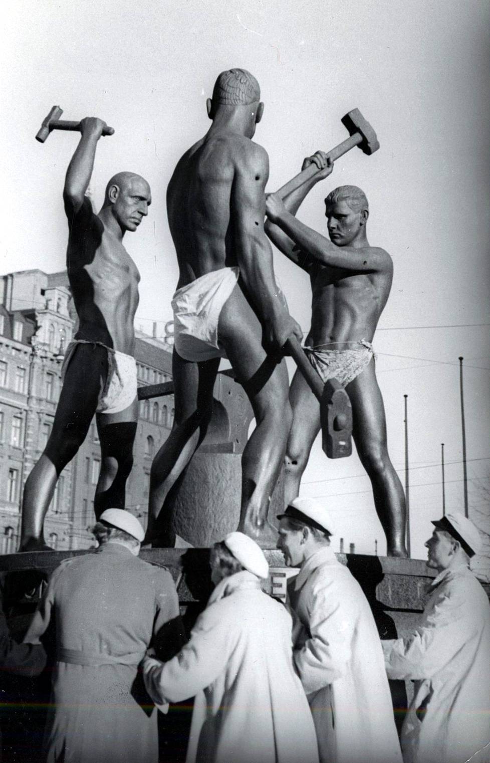 Kolmen sepän patsas Helsingin keskustassa. Kuva otettu vuoden 1950 vappuna.