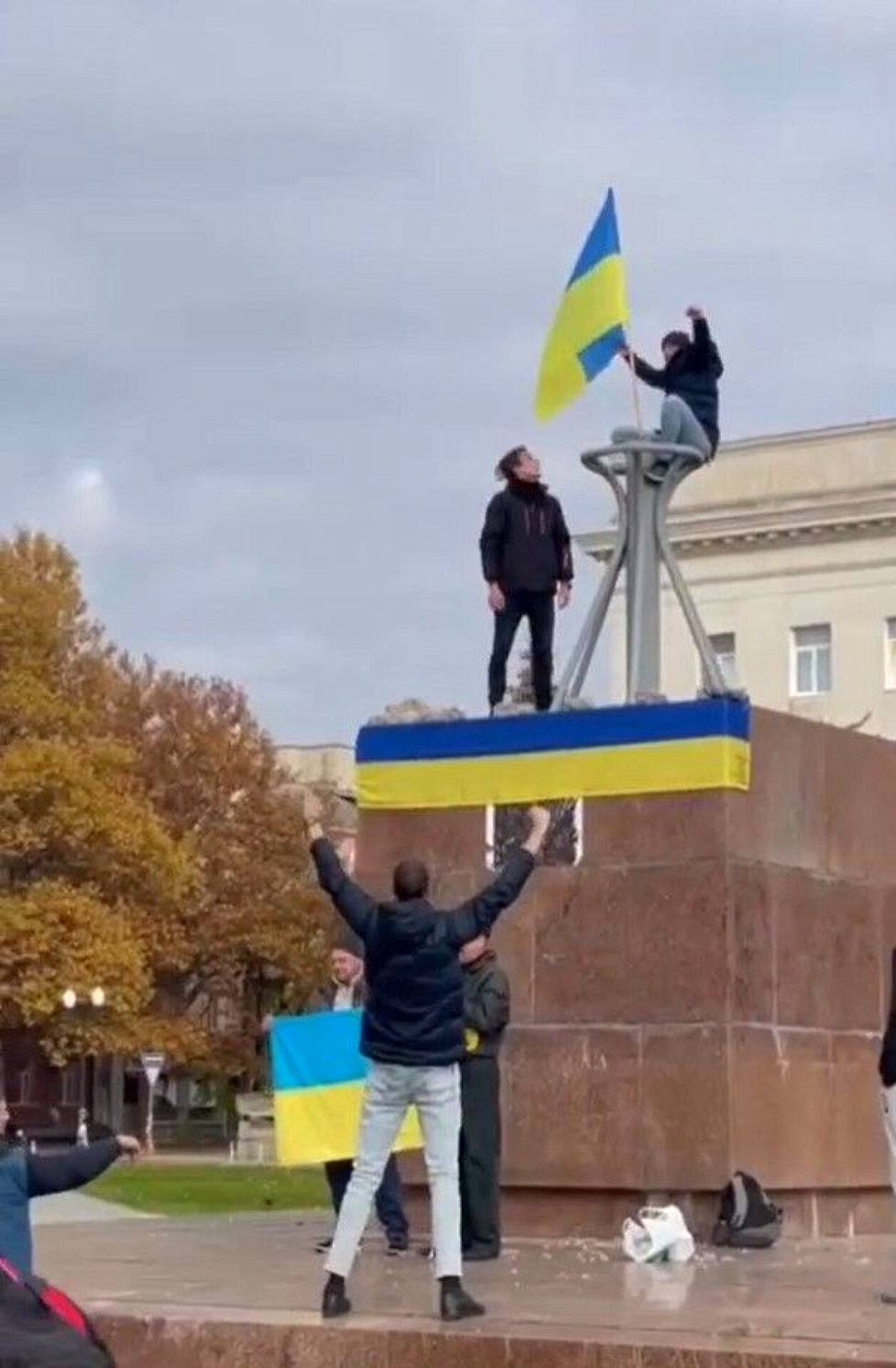 Ukrainalaiset juhlivat Hersonin keskustassa Vapaudenaukiolla.