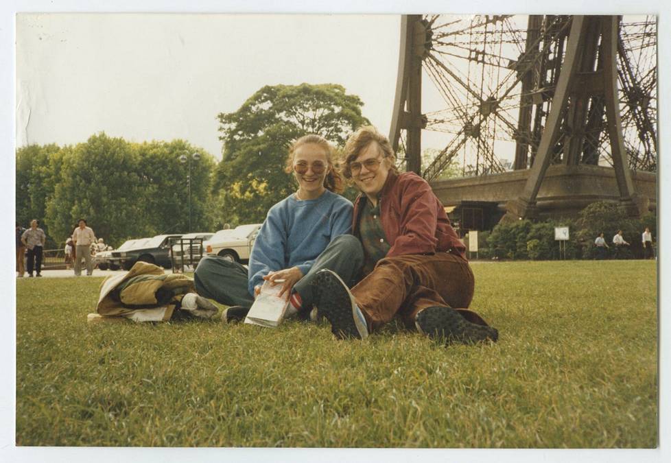1980-luvun alku. ”Teimme Marjan ja poikiemme kanssa monta autoreissua Eurooppaan. Pariisissa istahdimme Eiffel-tornin juureen.”