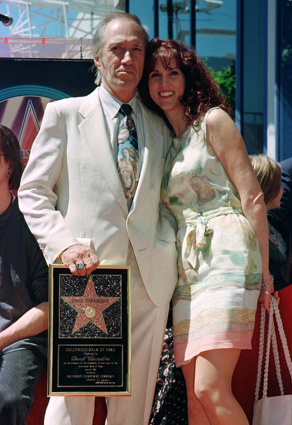 David Carradinen neljäs vaimo Marina Anderson mukana tilaisuudessa, jossa näyttelijä sai tähtensä Hollywood Walk of Famelle huhtikuussa 1997. Anderson on kertonut, että Carradinella oli mieltymys jopa hengenvaarallisiin seksileikkeihin. 