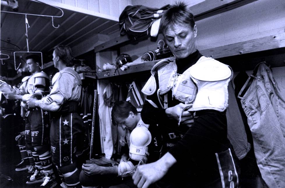 Pienikokoinen Arima pelasi kuin suuri mies, loukkaantumisistaan muille valittamatta. Tässä hän pukee varusteita ylleen toiseksi viimeiseksi jääneellä HIFK-kaudellaan 1993.