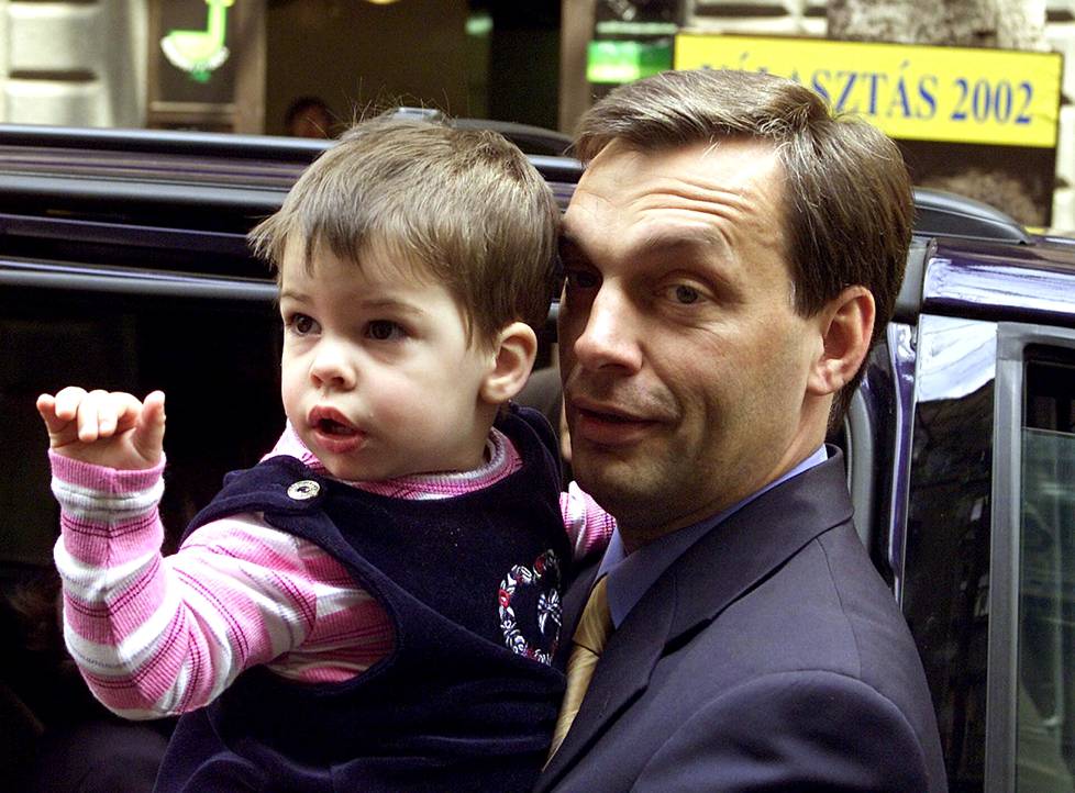 Viktor Orban otti tyttärensä Rozsan mukaan vuoden 2002 vaalien äänestyspaikalle. Orban avioitui vaimonsa Aniko Levain kanssa jo opiskeluaikoinaan.