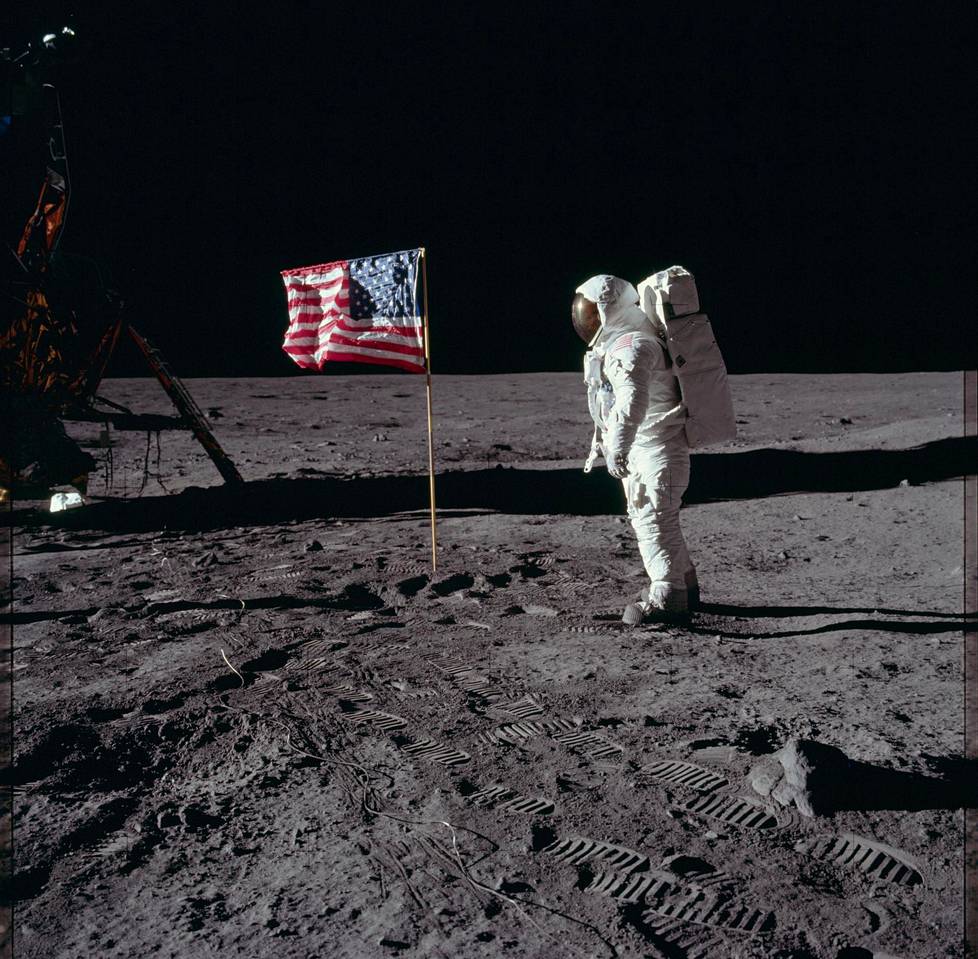 Kuumoduulin lentäjä Buzz Aldrin oli toinen ihminen Kuun pinnalla. Moduulin viereen pystytetty Yhdysvaltain lippu ilmeisesti kaatui rakettimoottorin voimasta, kun astronautit lähtivät paluumatkalle.