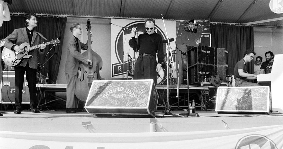 Radio Ykkösen konsertti Kaivopuistossa 7. kesäkuuta 1986. Remu Aaltonen ja bändi lavalla.