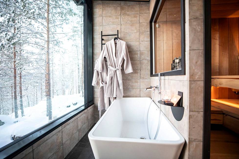 Jokaisessa villassa on sauna ja kylpyhuone, joista voi ihailla luontoa.
