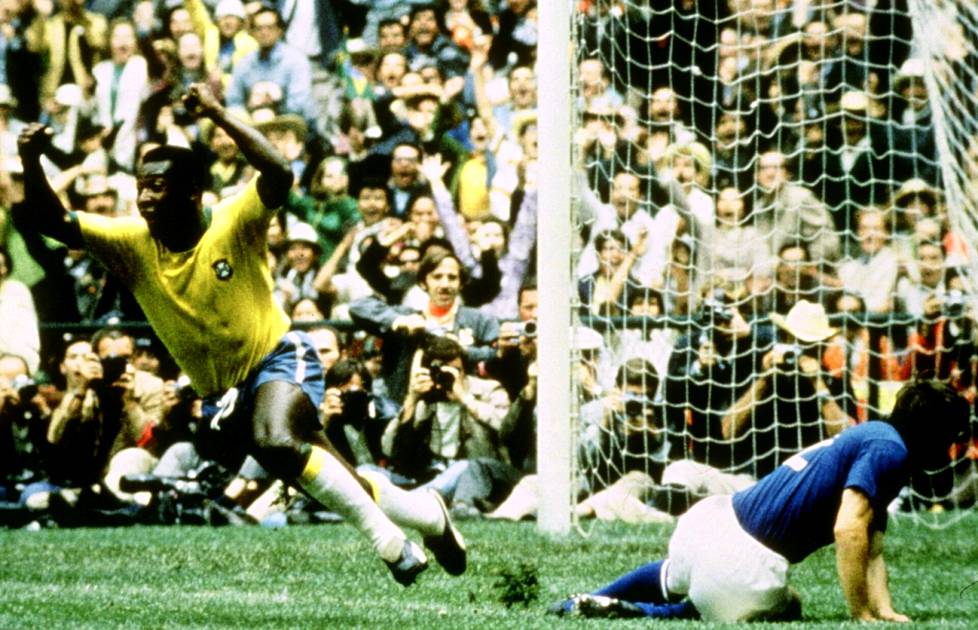 Pelé juhlimassa MM-finaalin 1970 ensimmäistä maaliaan Italiaa vastaan.