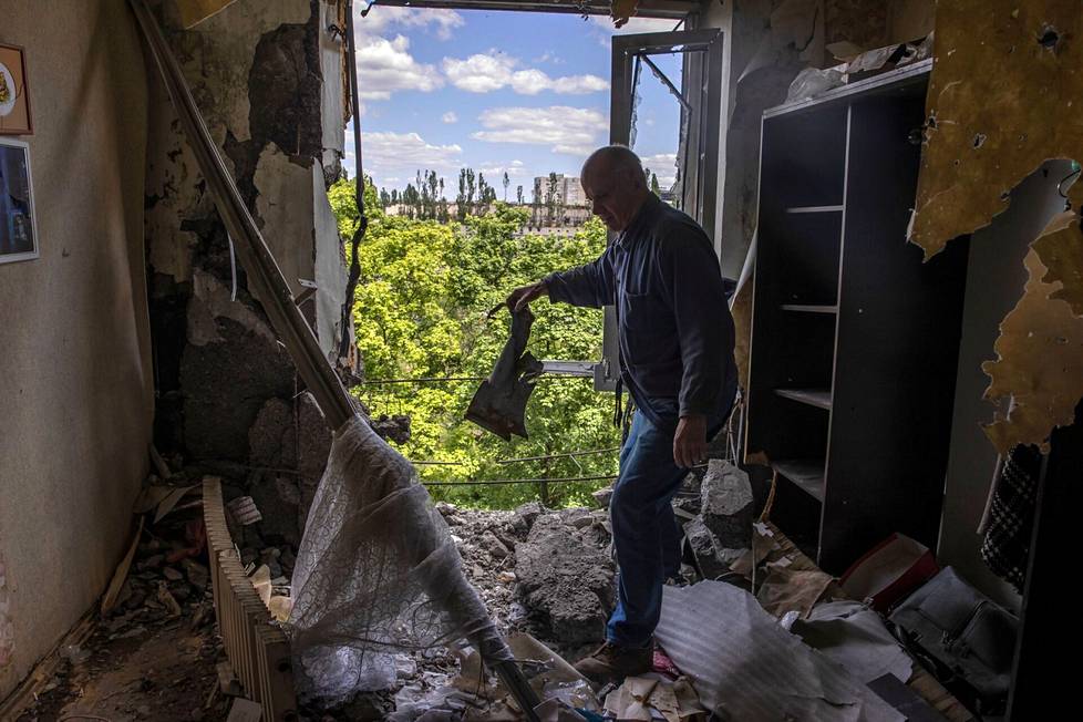 Raketti osui suoraan Juri ja Jelena Mironitshenkon asuntoon Saltivkan lähiössä Harkovassa, Ukrainassa. Suurin osa lähiön kerrostaloista oli tuhoutunut lähestulkoon asuinkelvottomaksi.