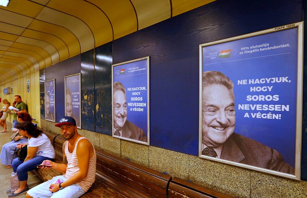 Hallituksen Soros-vastaisia mainoksia metroasemalla Budapestissa vuonna 2017. 