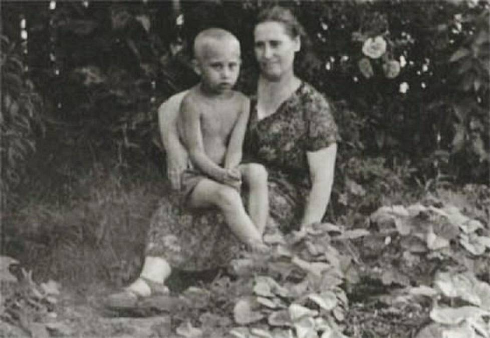 Vladimir Putin syntyi 7. lokakuuta 1952 Leningradissa, nykyisessä Pietarissa. Kesälle 1958 päivätyssä kuvassa hän on äitinsä Maria Ivanovnan kanssa.