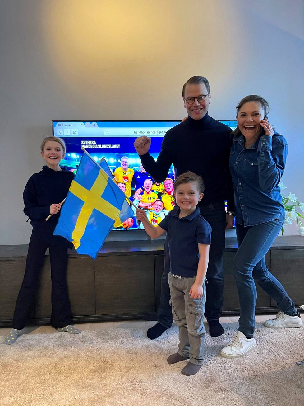 Koko perheen kisakatsomo Hagan linnassa tammikuussa 2021. Kruununprinsessa Victoria ja Tanskan kruununprinssi Frederik toivottivat puhelimitse onnea toisilleen ennen käsipallon MM-kisojen Ruotsi–Tanska-loppuottelua. Tanska voitti.