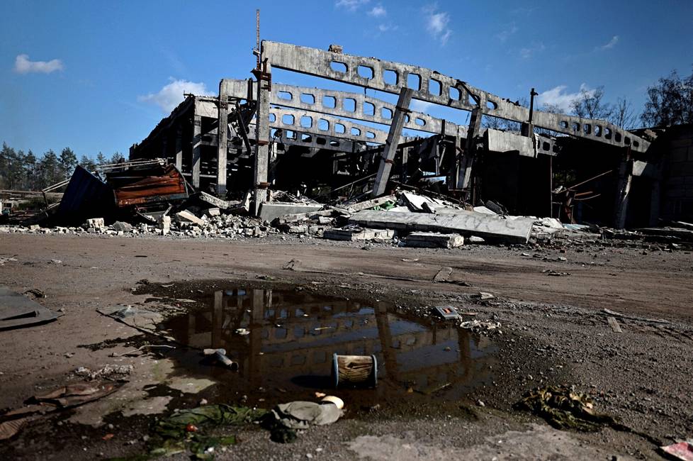 Paikallisten mukaan liekit valtasivat koko rakennuksen ukrainalaisten iskettyä siihen.