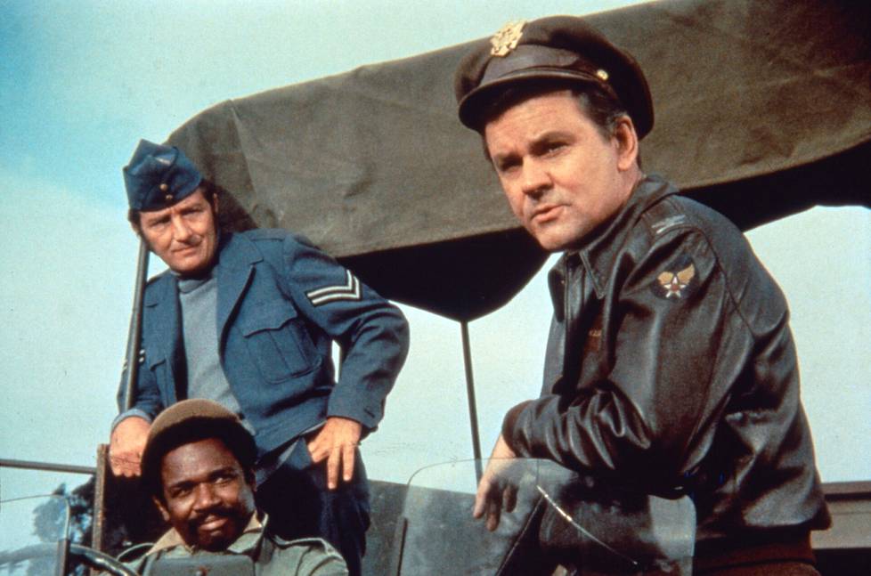 Bob Crane on tunnettu ennen kaikkea Hogan's Heroes -sotakomediasarjasta, jota esitettiin Yhdysvalloissa 1965-1971. Kuvassa Richard Dawson (vas.), Ivan Dixon ja Bob Crane.