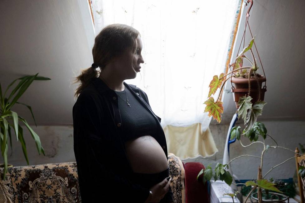 Solomia, 19, menetti miehensä venäläisten ohjusiskussa Lvivin lähistöllä. Pariskunta oli mennyt jouluna naimisiin. Tuleva lapsi ei koskaan näe isäänsä.