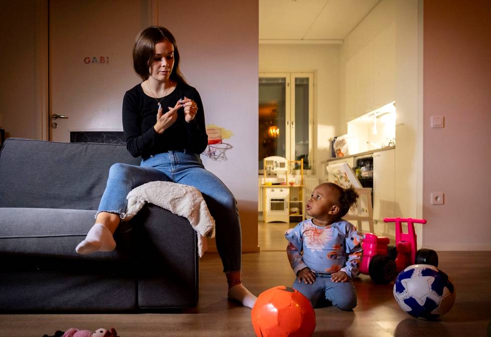 Nyt 2-vuotias Gabriella voi taas hyvin. Reilut kaksi kuukautta sitten Henna Tulimäki valvoi tyttärensä vierellä ja pelkäsi menettävänsä hänet.