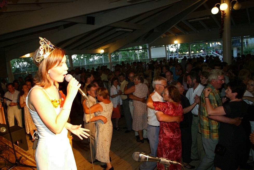 Saija Tuupanen heinäkuussa 2003 Uittamon tanssilavalla Turussa, ensimmäisellä keikallaan tangokuningattarena.