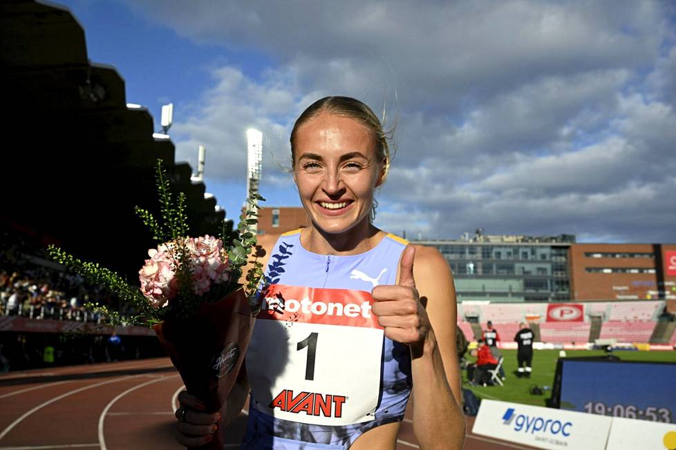 Eveliina Määttänen juhlii naisten 800 metrin juoksun voittoa yleisurheilun Motonet GP -kilpailuissa Tampereella 8. elokuuta.
