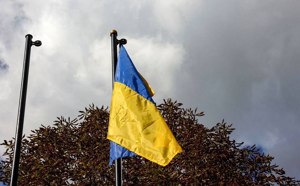 Kozatsha Lopanin kunnantalon edustalla liehuu jälleen kovia kokenut Ukrainan lippu.