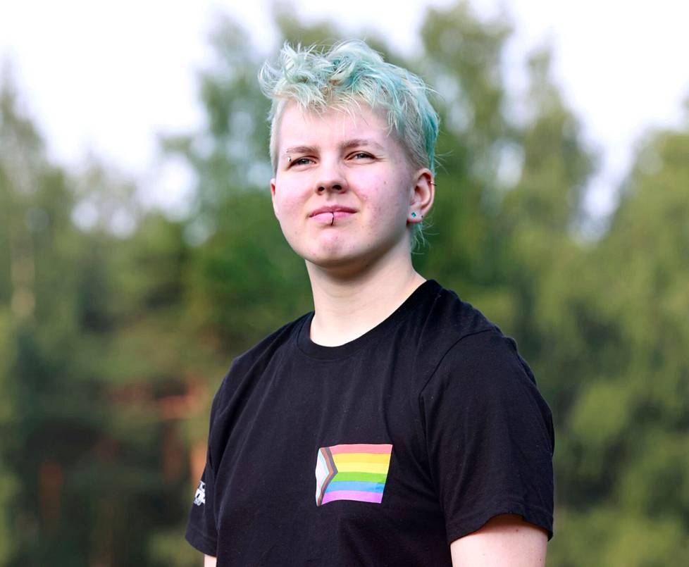Nyt 20-vuotias Alex kiertää Suomen kouluissa puhumassa tasa-arvosta, seksuaali- ja sukupuolivähemmistöistä ja omista kokemuksistaan.