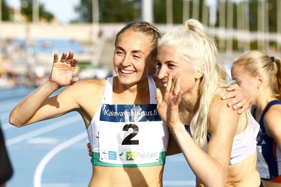 Eveliina Määttänen (2) juoksi Kalevan kisoissa 800 metrin hopeaa Sara Lappalaisen jälkeen. 