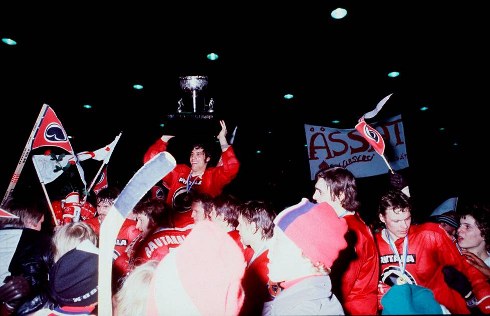 Ässät juhlivat mestaruutta 1978.