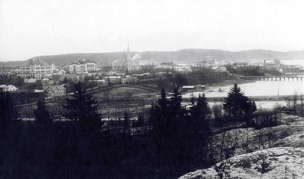 Sortavalan kaupungin siluetti kukkulalta. Valokuvan keskellä näkyy Sortavalan luterilainen kirkko. Kirkko paloi pommitusten yhteydessä vuonna 1940.