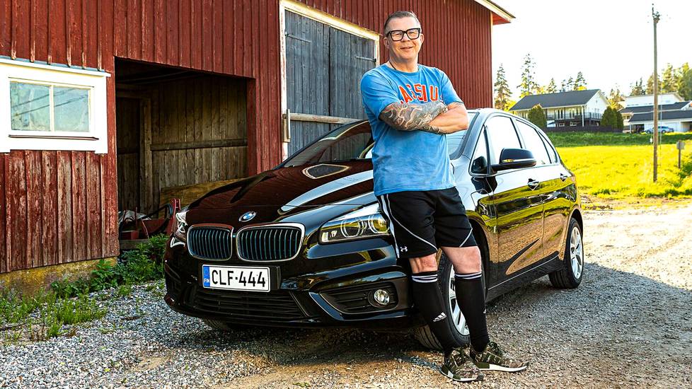 Marko Yrttimaa maksaa BMW 225Xe Active Tourerista 400 euroa kuussa. Maksu kattaa muun muassa huollot, korjaukset, vakuutukset ja renkaiden vaihdot. ”Tässä ei oikeasti ole mitään piilokuluja”, Yrttimaa sanoo.