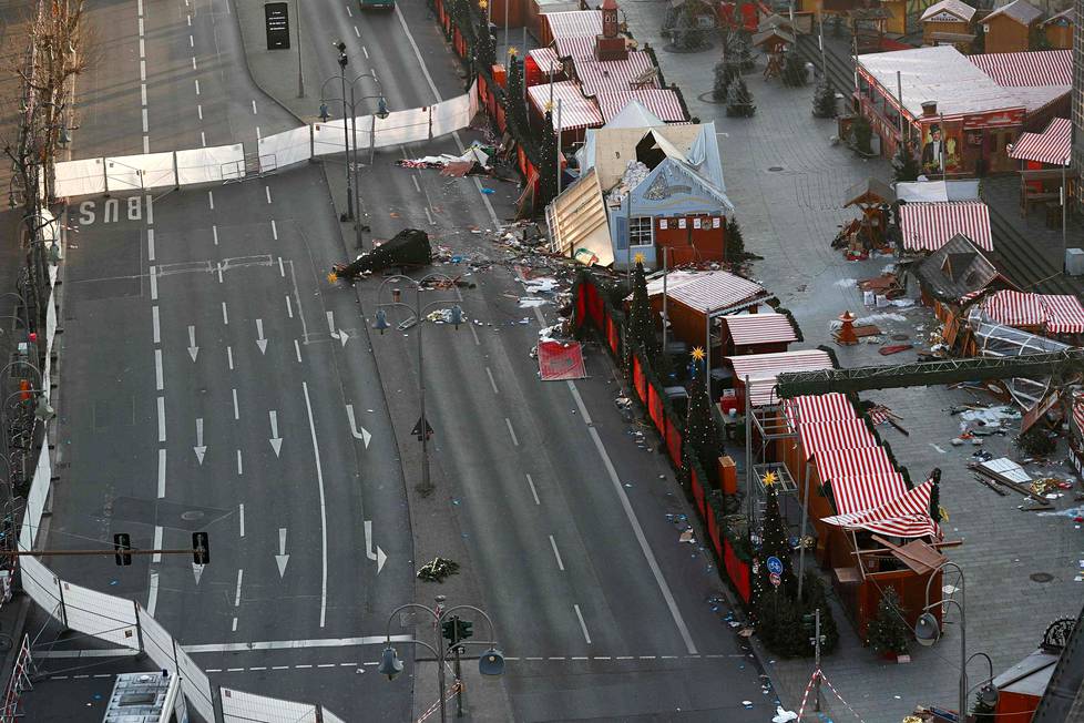 Joulukuussa 2016 Isisin nimissä toiminut terroristi surmasi 12 ihmistä, kun hän syöksyi kuorma-autolla väkijoukkoon Berliinin joulumarkkinoilla.
