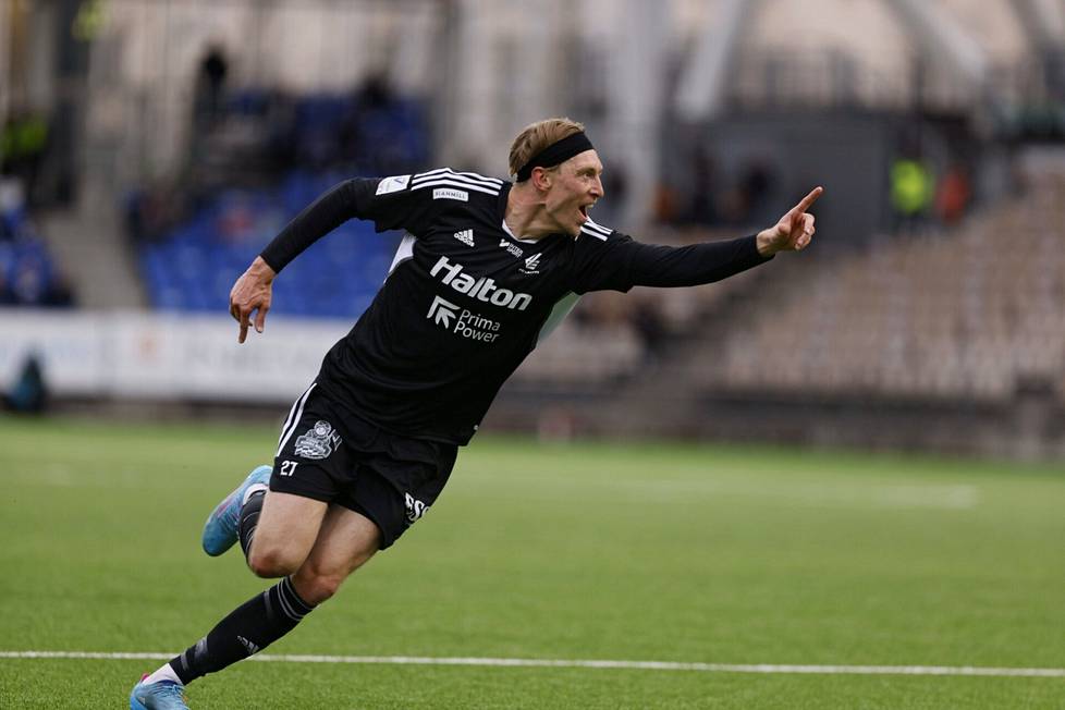 Teemu Penninkangas teki 2-2-tasoitusmaalin FC Lahdelle HJK:ta vastaan toukokuussa 2022.