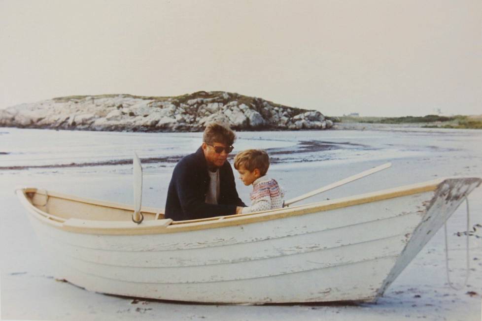 John F. Kennedy ja poikansa John F. Kennedy Junior veneessä syksyllä 1963.